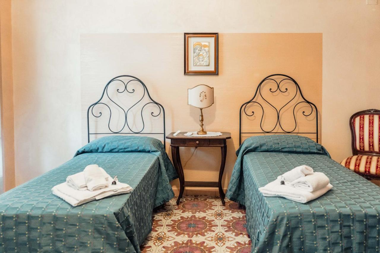 מונריאלה B&B Elvira Al Duomo מראה חיצוני תמונה
