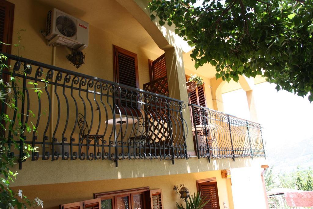 מונריאלה B&B Elvira Al Duomo מראה חיצוני תמונה